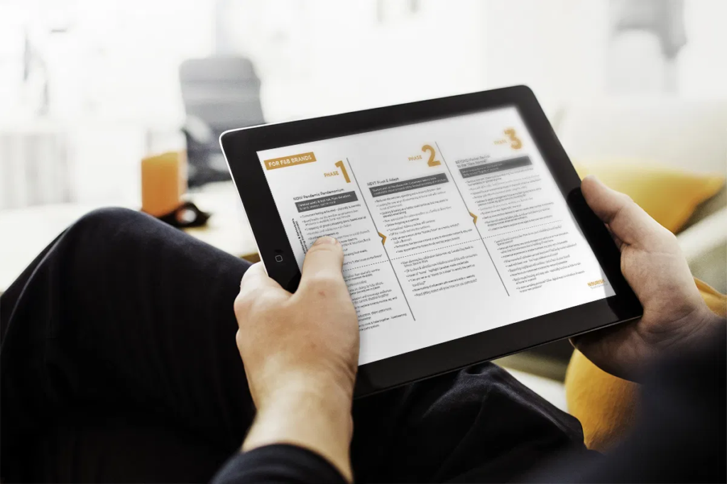Une personne tenant une tablette