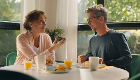 Actrice assise à une table et parlant à un acteur