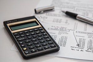 Budgéter - Calculatrice, crayon et papier en main