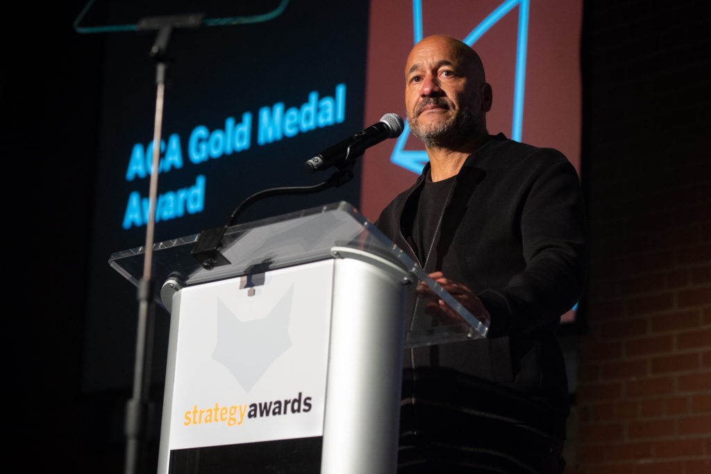 Mark Harrison prononce son discours de remerciement lors de la remise des prix strategy