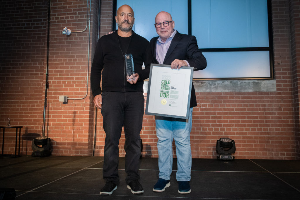Mark Harrison et Ron Lund avec le certificat du médaille d'or
